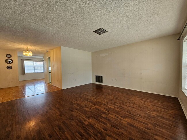 Foto del edificio - ADORABLE 2 Bedroom, 2 Bath Home with a 1 C...