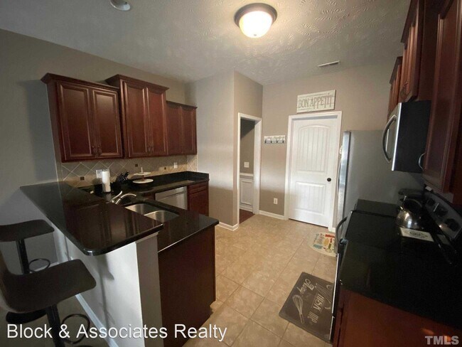Building Photo - 3 br, 2 bath House - 175 Silverthorne Dr