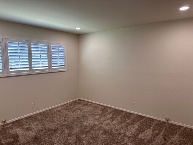 Building Photo - Clean 3 Bedroom 2 Bath Single Family Home ...