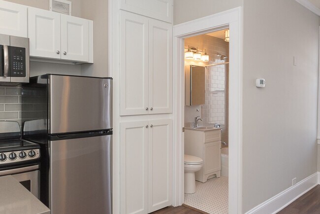 Foto del edificio - 817 W Lakeside Pl