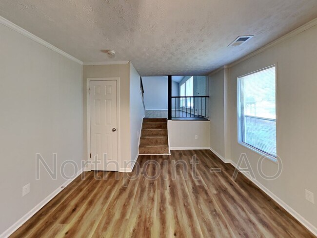 Foto del edificio - 584 Raintree Dr