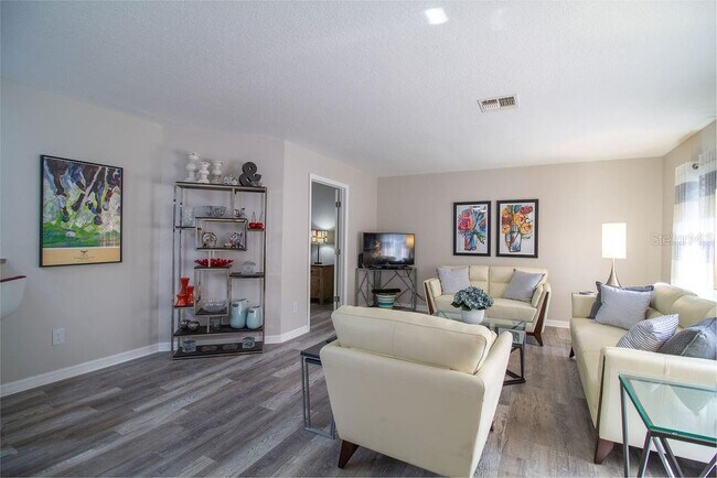 Building Photo - 34671 Dogwood Dr