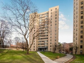 Building Photo - 6 Fordham Hill Oval