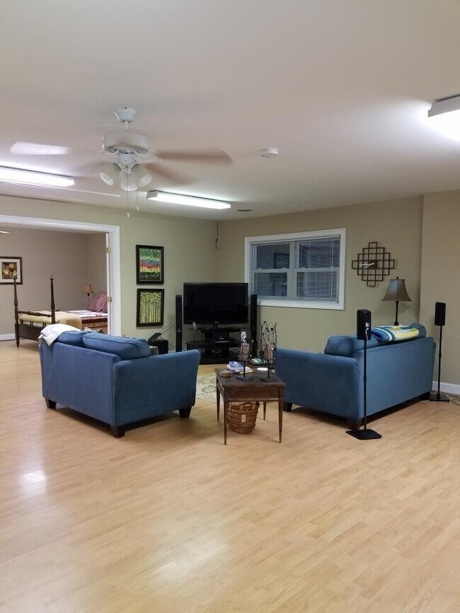 Foto del edificio - 615 Rutland Dr