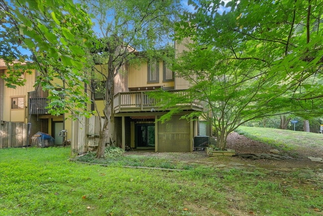 Building Photo - "Luxurious Reston Retreat: Spacious 2400 S...