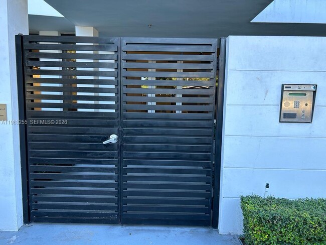 Building Photo - 13800 Highland Dr