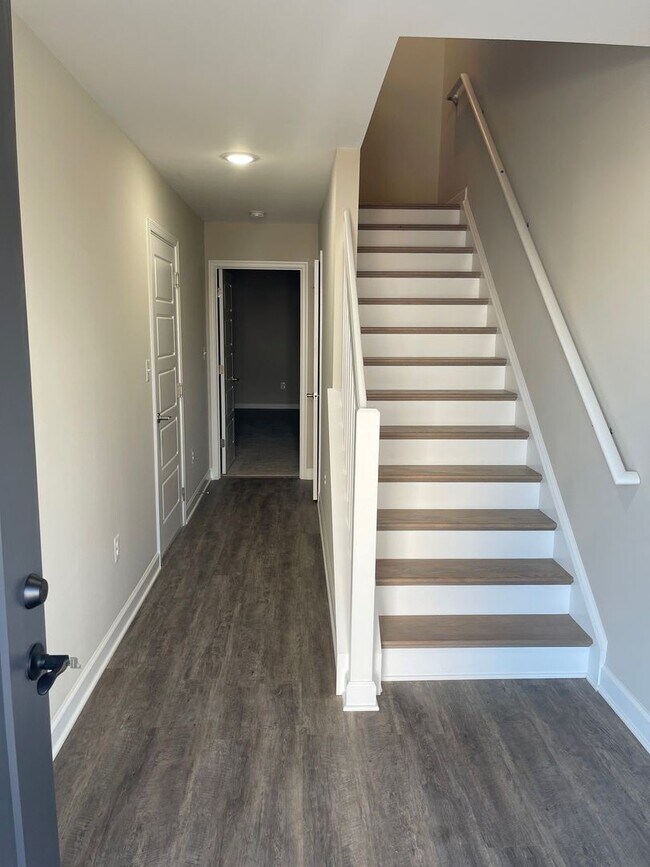 Foto del edificio - Spacious Luxury Townhome! Outstanding Location!