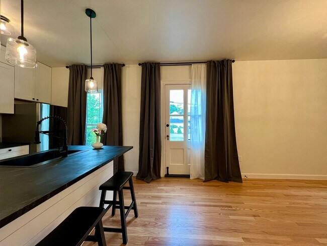 Foto del edificio - Private and Stylish One-Bedroom, Available...