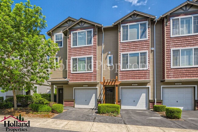 Foto del edificio - Wonderful 3-Story Condo in Excellent Hills...