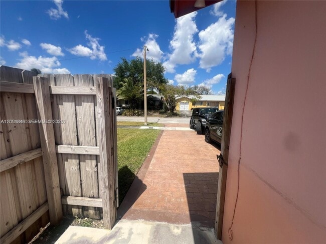 Foto del edificio - 11012 SW 162nd Terrace