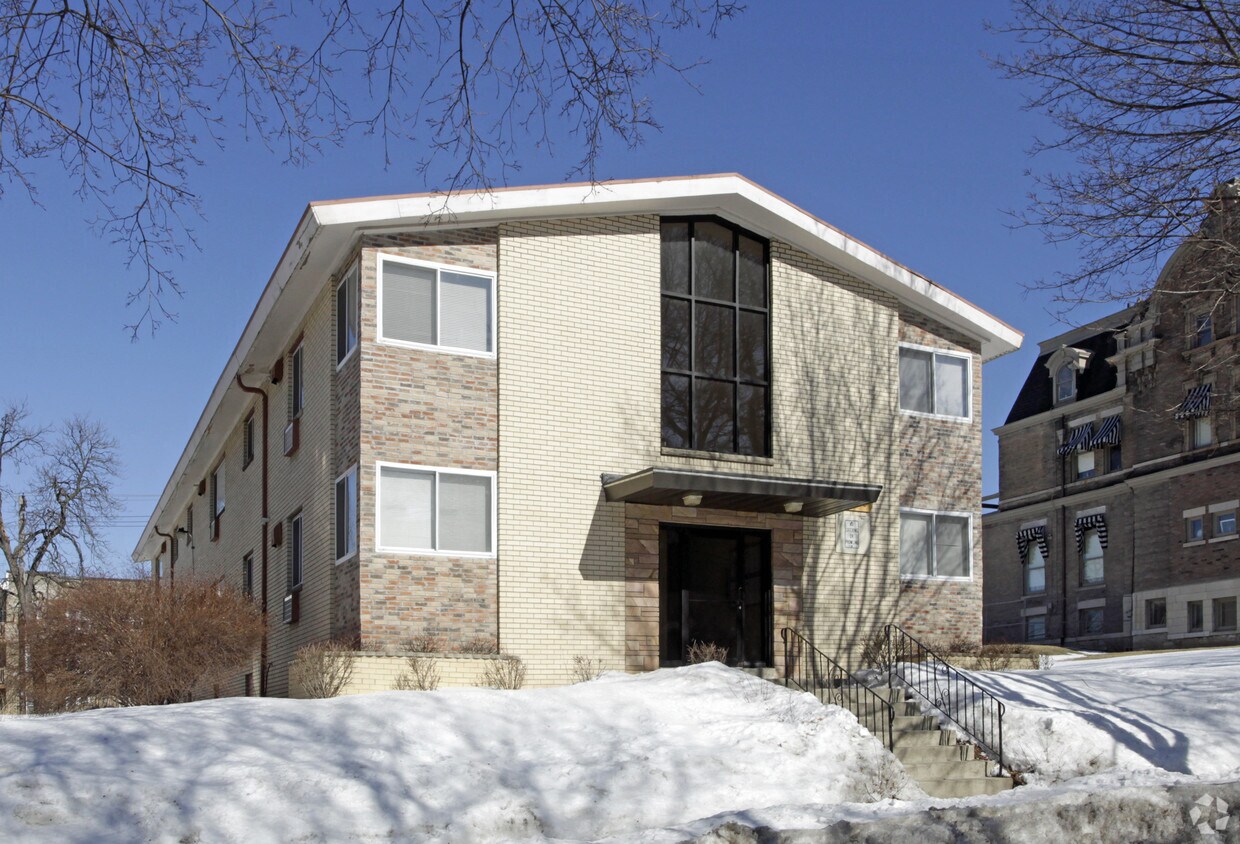 Building Photo - 2448 W Killbourn St