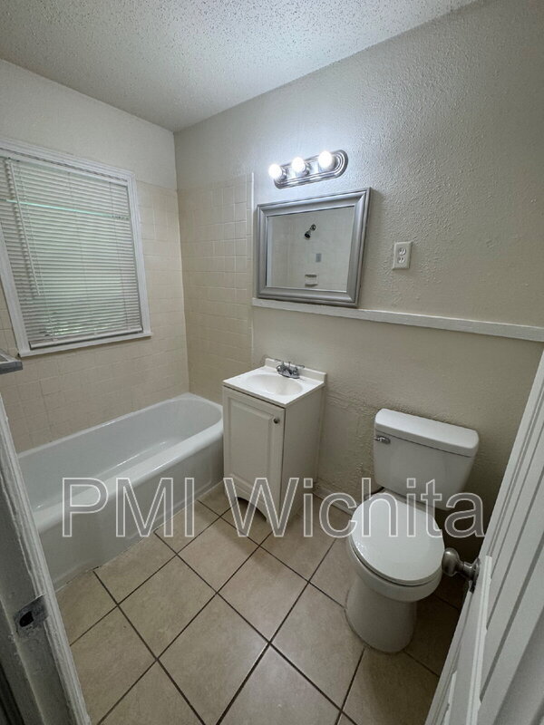 Building Photo - 636 S Hydraulic Ave