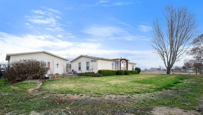 Building Photo - Country living, close to town!!!