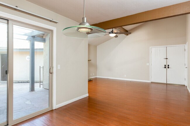 Building Photo - Single Story 2 Bedroom Plus Bonus Room Hom...