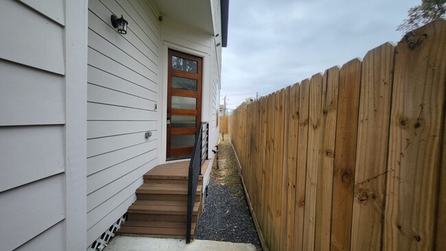 Building Photo - 126 Amundsen St