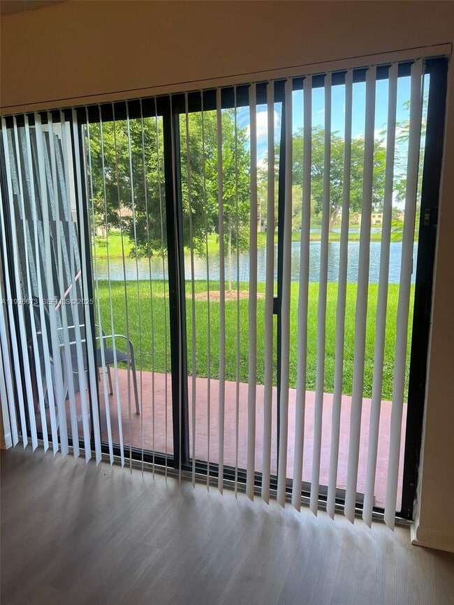 Foto del edificio - 9911 Nob Hill Pl