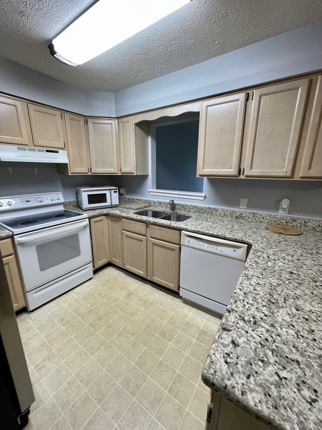 Building Photo - 805 Upland Dr