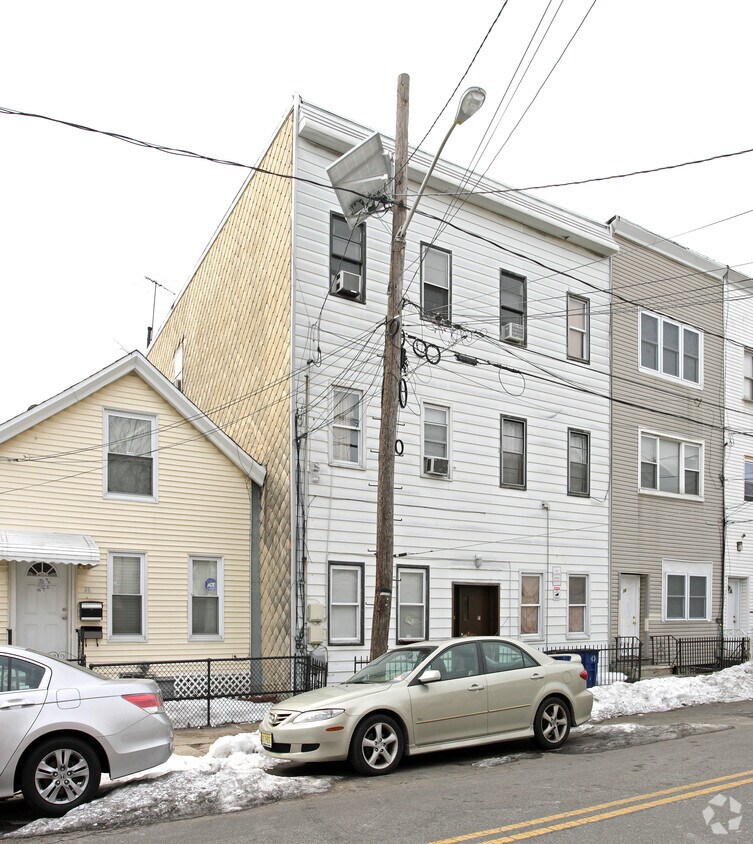 Primary Photo - 57 Hutton St