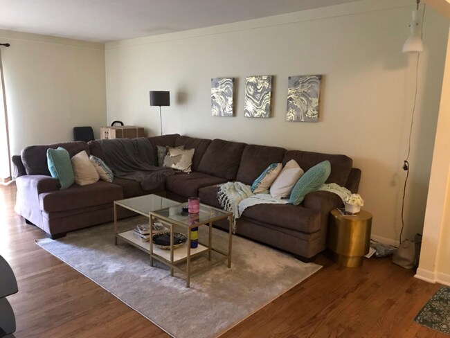 Foto del edificio - 426 N Fox Hills Dr