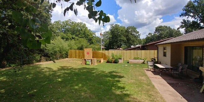 Building Photo - 112 W Hartman Ave