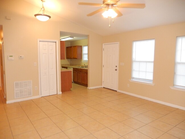 Foto del edificio - LOVELY 3/2 w/ Newer Flooring/Paint, Walk-I...