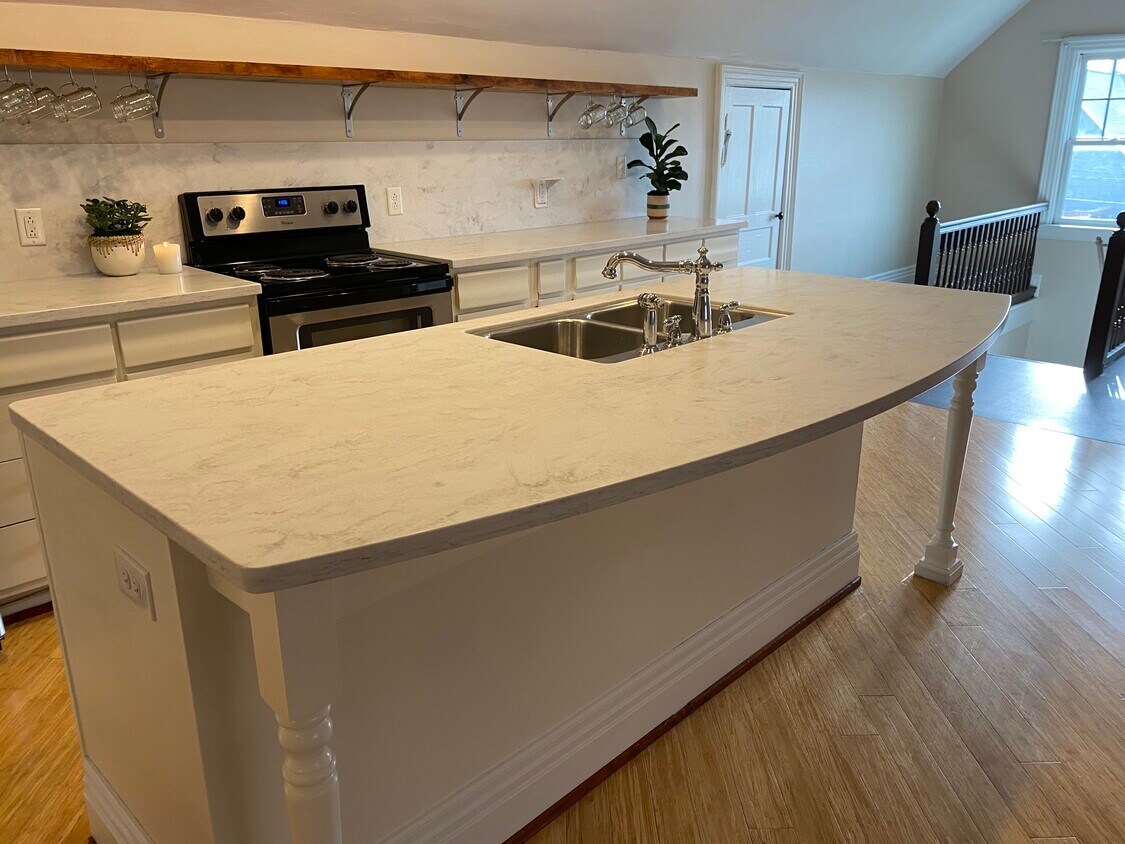 Eat-in kitchen (with solid-surface counters/backsplash).. - 685 Lafayette Ave