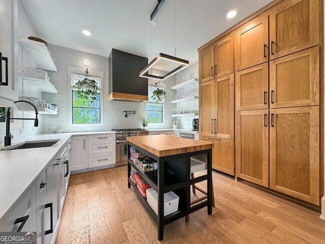 Building Photo - 300 Mado Ln