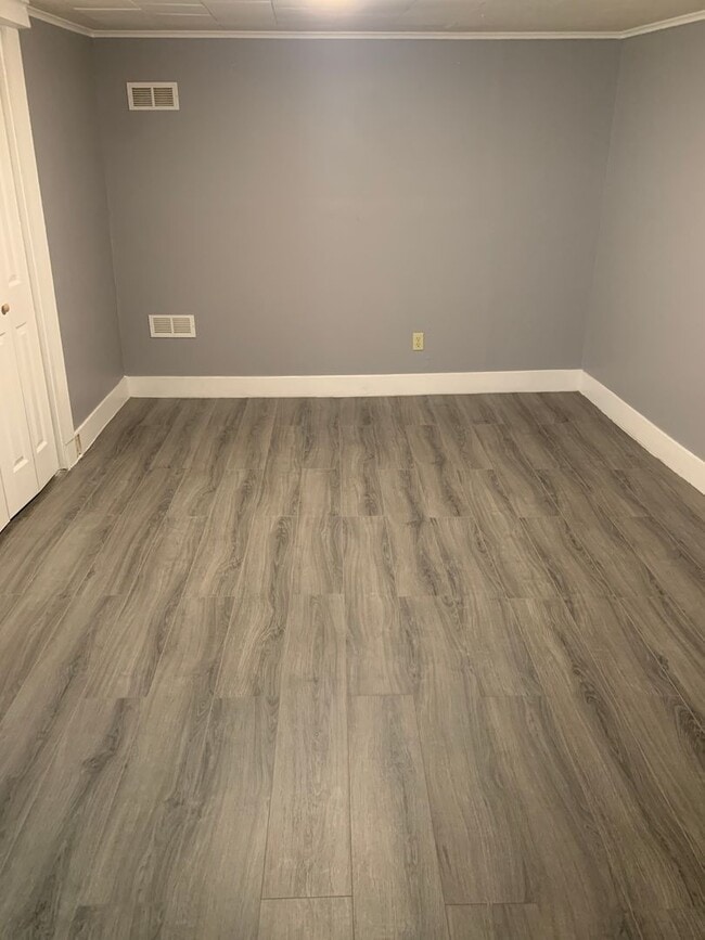 Foto del edificio - Spacious 1-Bedroom Apartment with Parking & Shared Yard — Midtown Kingston