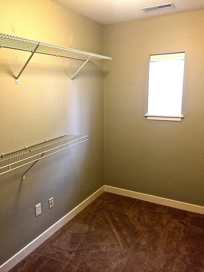 Foto del edificio - Two Bedroom Condo Available in February