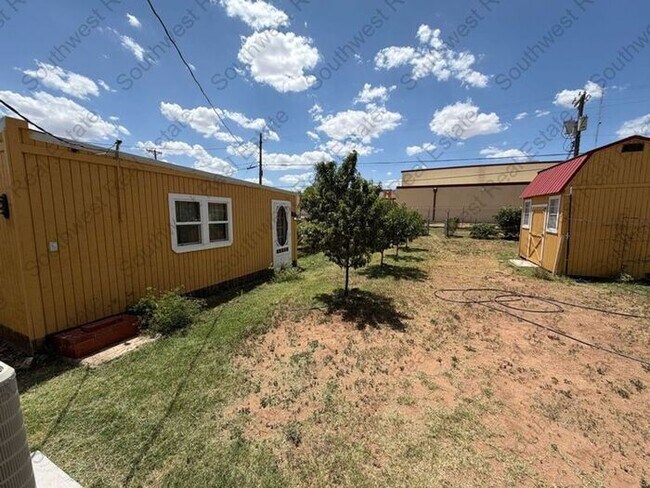 Foto del edificio - Spacious 2 bedroom 1 bath with a shop
