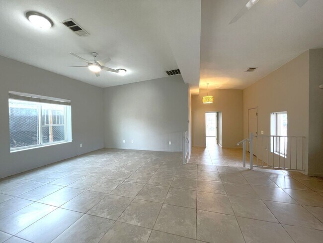 Building Photo - AVAILABLE NOW! 3 Bed 2 Bath +1 Car Detache...
