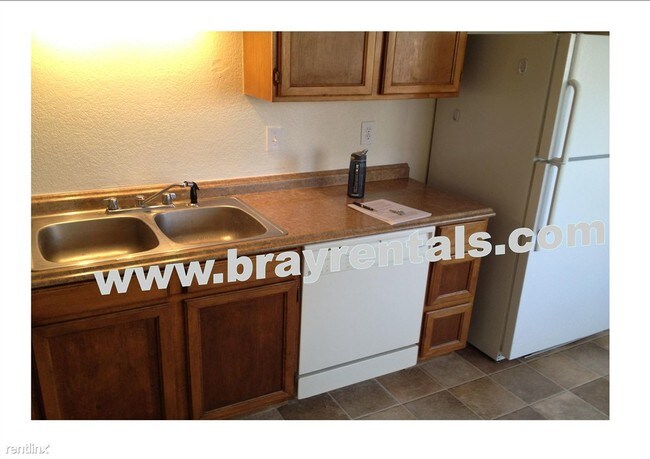 Building Photo - 631 1/2 Highline Dr