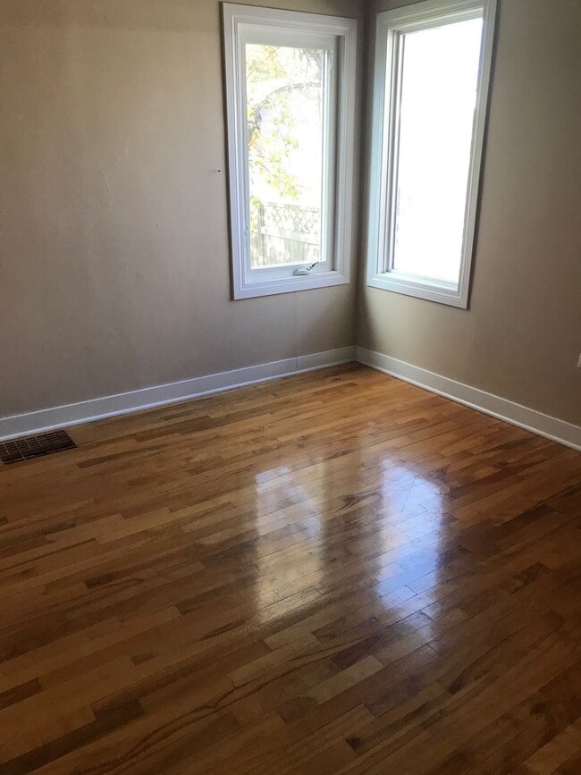 Building Photo - 3 Bed 1 Bath Unit in Red Deer, AB