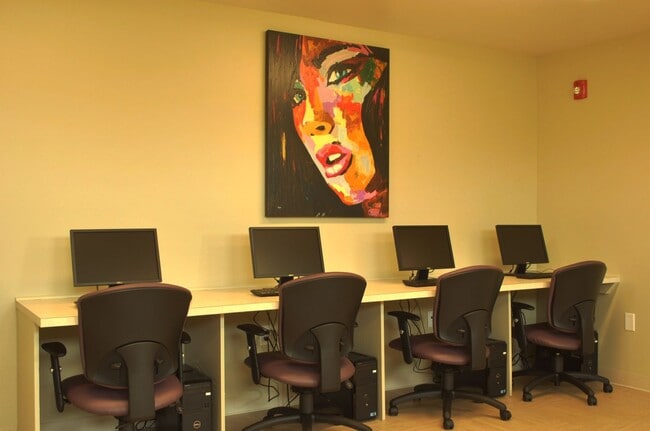 Resident clubhouse conference room and community meeting space - Oliver Crossing