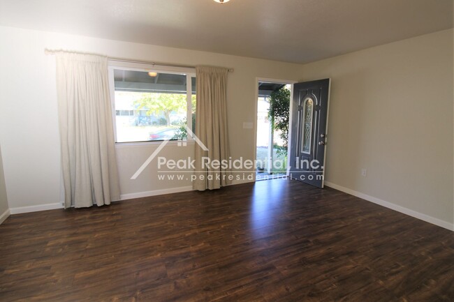 Foto del edificio - Updated 2bd/1ba Orangevale Duplex with Gar...