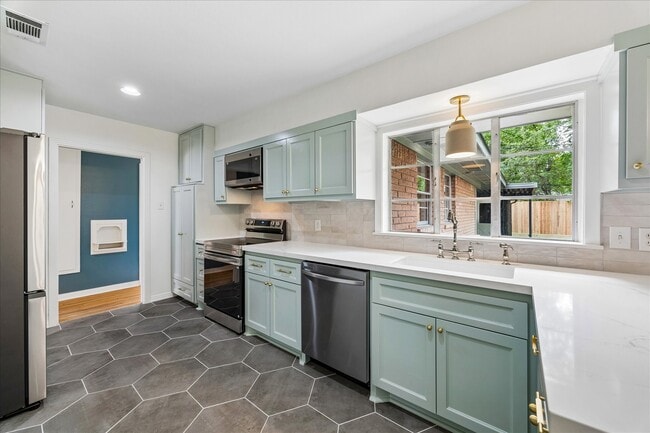 Building Photo - 2203 Bron Holly Dr
