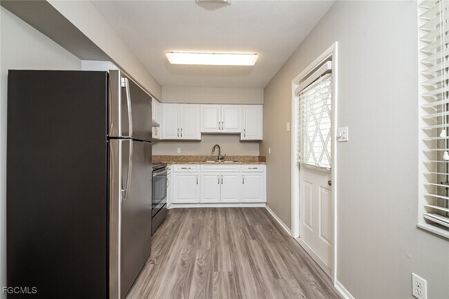 Foto del edificio - 744 Pineland Ave