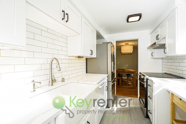 Foto del edificio - Remodeled Five Bedroom Retreat with Yard a...