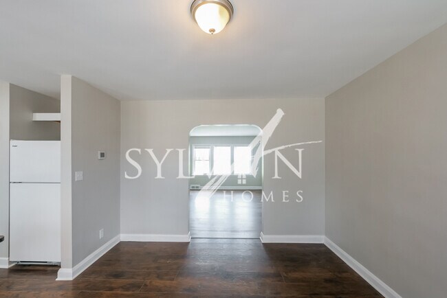 Building Photo - Come view this townhome with backyard and ...