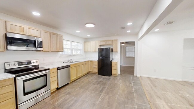 Building Photo - 1202 Sunshine Dr