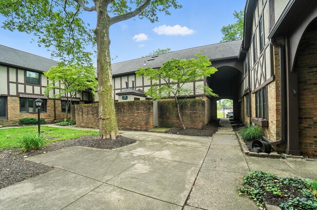 Building Photo - 665 Olde Towne Ave