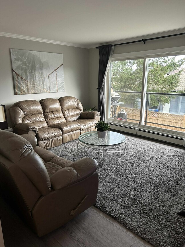 Building Photo - 255 Hirst Av W