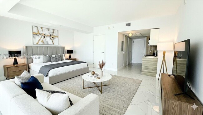 Building Photo - 1300 Brickell Bay Dr