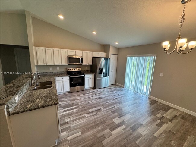 Foto del edificio - 12849-12873 SW 73rd Ave Rd