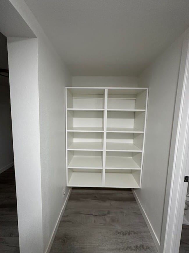 Building Photo - 230 SE 6th Ave