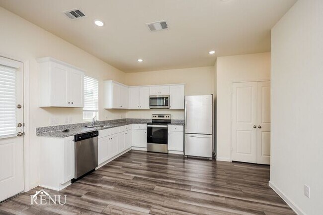 Foto del edificio - 6602 Charleston Dr