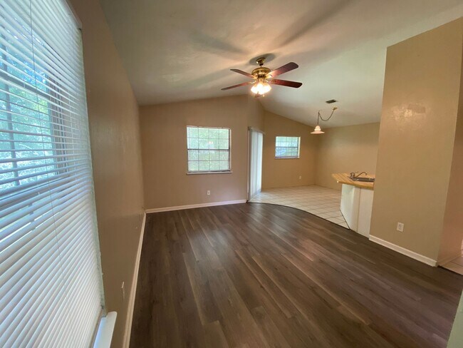 Foto del edificio - SPACIOUS 1/1 w/ Open Floor Plan, Vaulted C...