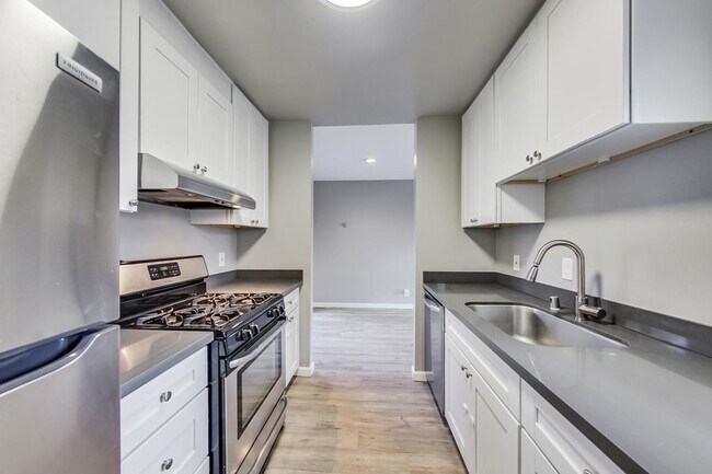 Building Photo - Pet Friendly Quiet Oasis w/Parking Include...