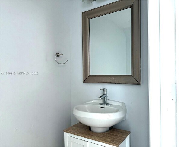 Foto del edificio - 60 SW 13th St