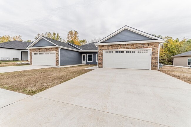 Foto del edificio - Please View 3D Virtual Walk-Through Before Scheduling a Showing